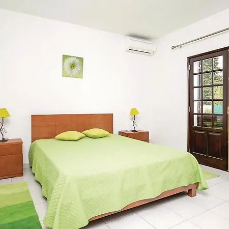 Beautiful In With 4 Bedrooms, Wifi And Outdoor Swimming Pool *