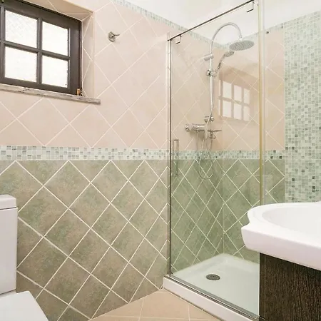Beautiful In With 4 Bedrooms, Wifi And Outdoor Swimming Pool *