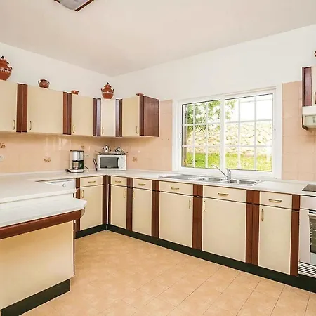 Beautiful In With 4 Bedrooms, Wifi And Outdoor Swimming Pool Vakantiehuis