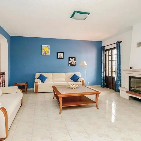 Beautiful In With 4 Bedrooms, Wifi And Outdoor Swimming Pool Vakantiehuis *