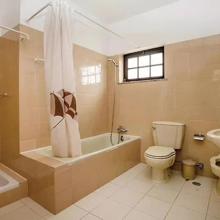 Beautiful In With 4 Bedrooms, Wifi And Outdoor Swimming Pool Vakantiehuis